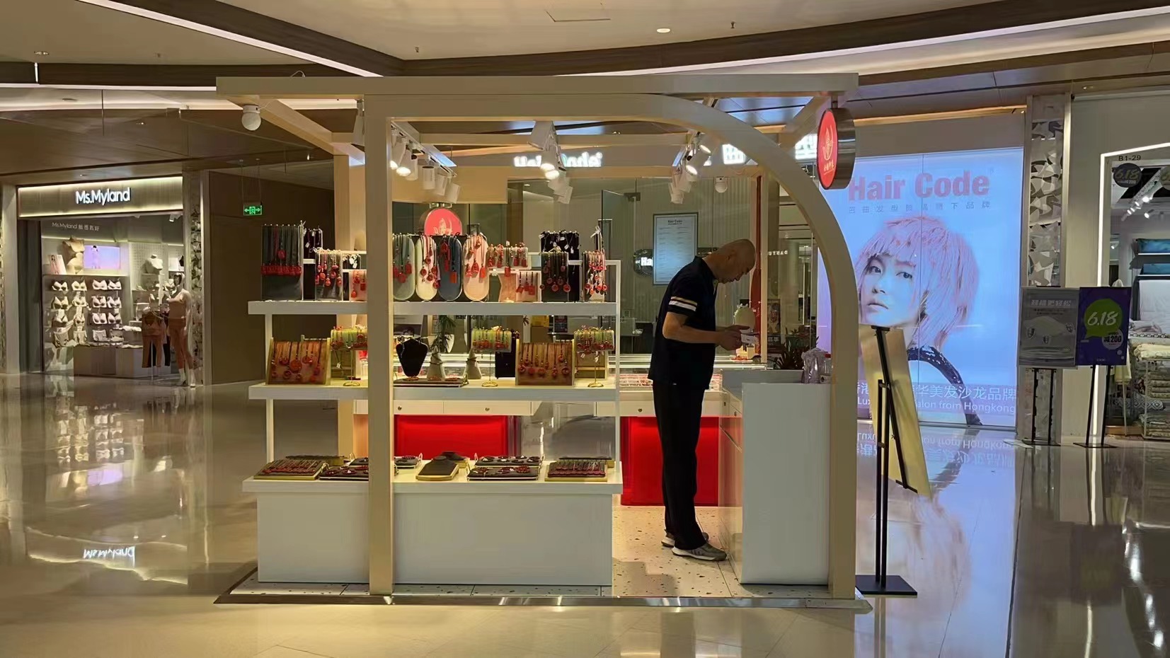 成都龙泉世茂广场奢侈品店